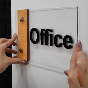 Placa de parede acrilico e madeira sinalizador personalizado com nome marca logo frase